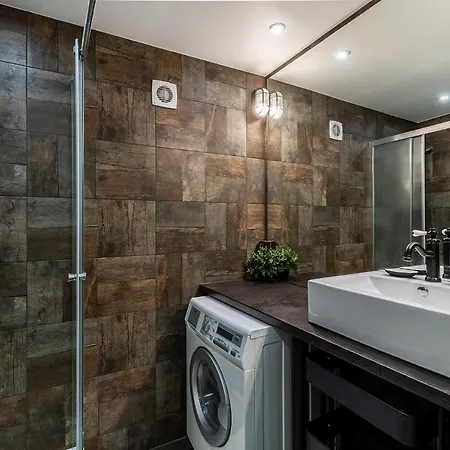 Very Stylish And Central Ac Apartment
