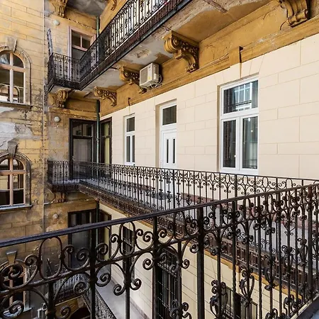 Apartment Very Stylish And Central Ac
